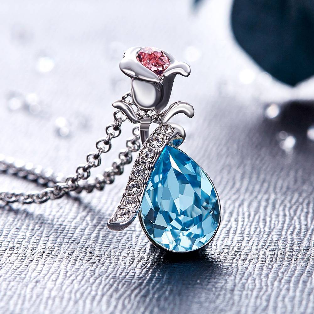 Exquisite Shiny Flower Shaped Swarovski Crystal Pendant Exquisite Shiny Flower Shaped Swarovski Crystal Pendant